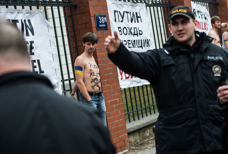 "Putin killer": в Праге митинговали против агрессии России в отношении Украины. Фотофакт