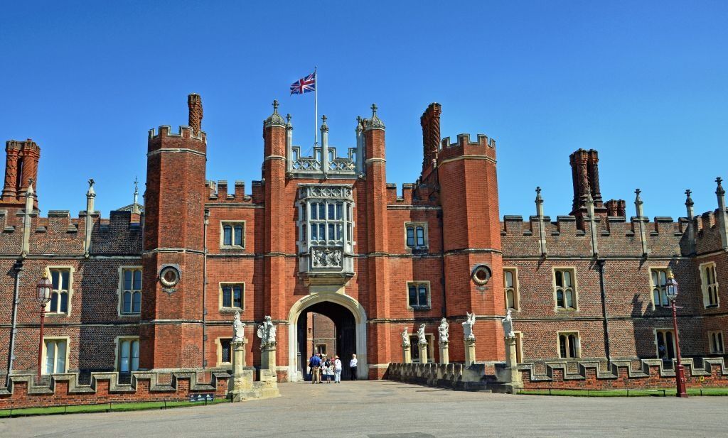 Школьница сняла на iPhone призрака в дворце Лондона: фотофакт