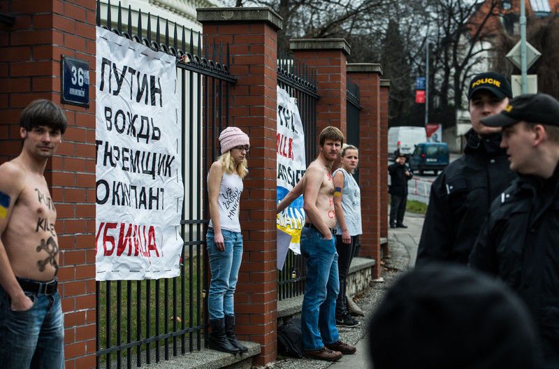 "Putin killer": в Праге митинговали против агрессии России в отношении Украины. Фотофакт