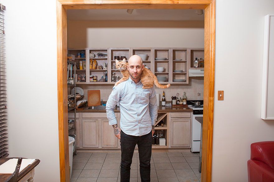 Фоторепортаж: одинокие мужчины и их котики