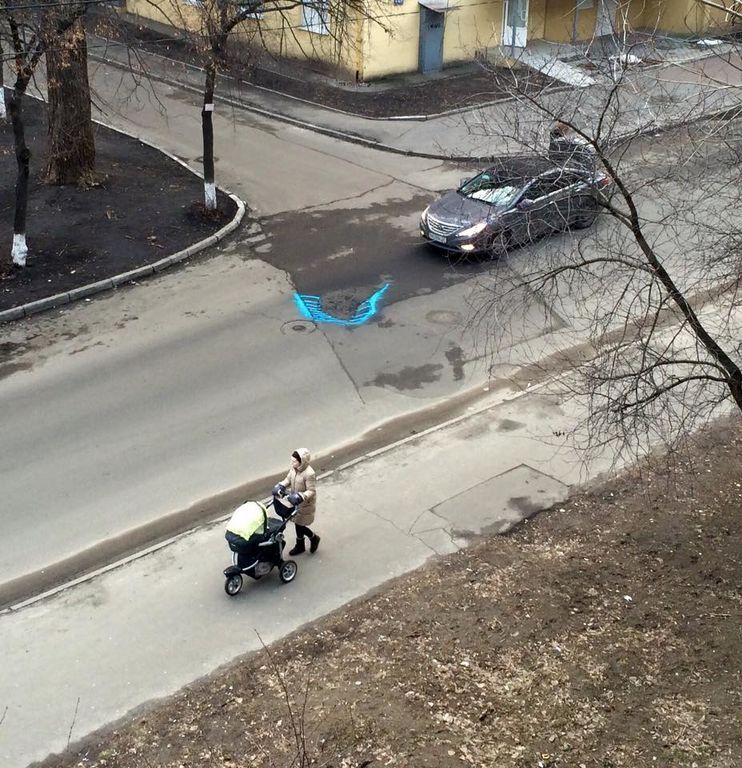 В Киеве водитель добился ремонта ямы с помощью... краски: опубликованы фото