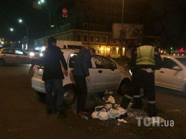 "Акробатичне ДТП" в Києві: від удару іномарка перекинулася у повітрі