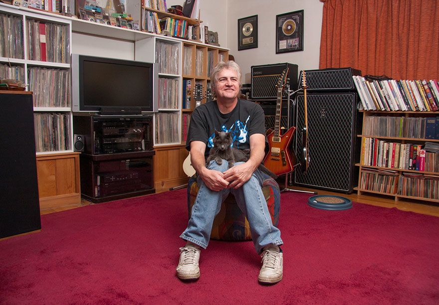 Фоторепортаж: одинокие мужчины и их котики