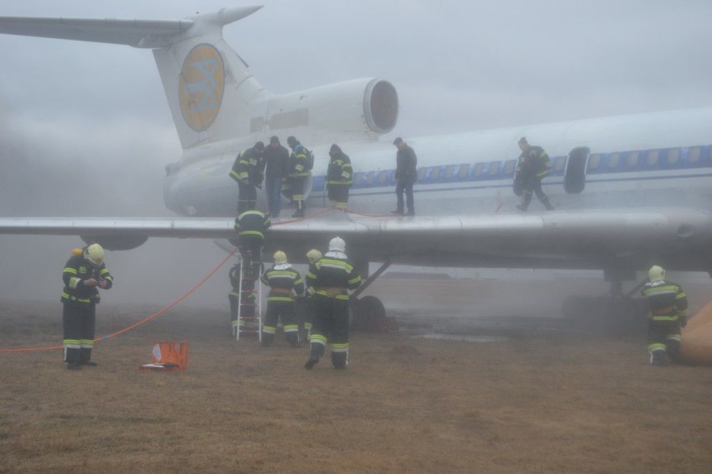 В аэропорту "Борисполь" спасатели потушили пожар в самолете: опубликованы фото учений