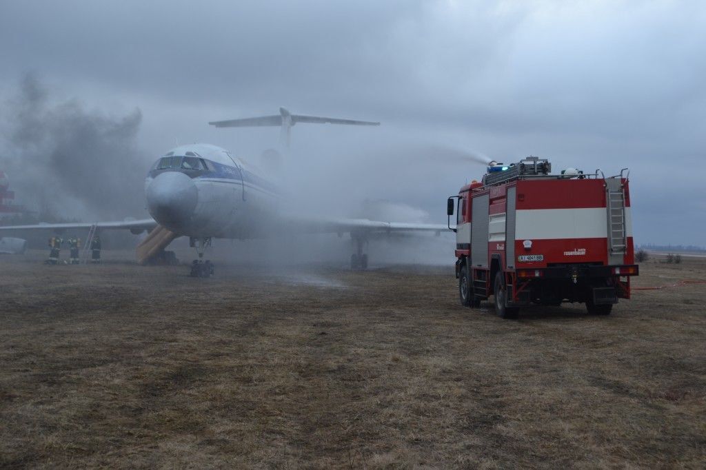 В аеропорту "Бориспіль" рятувальники загасили пожежу в літаку: опубліковані фото навчань