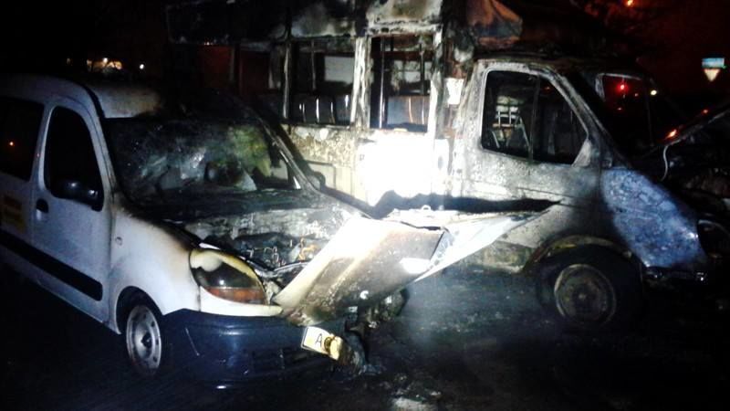 В Киеве возле высотки сгорели три автомобиля