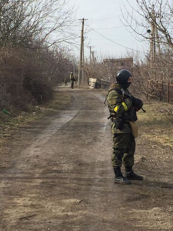 Правоохранители проводят спецоперацию по поимке мариупольского террориста. Фотофакт