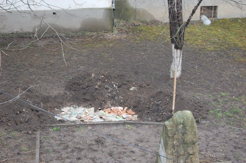 Сотрудники Ивано-Франковской школы закопали мусор на могиле замученных жертв коммунизма: фотофакт