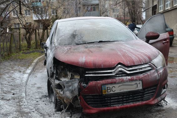 Во Львове подожгли авто журналиста. Фото с места событий