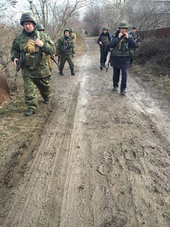 Правоохранители проводят спецоперацию по поимке мариупольского террориста. Фотофакт