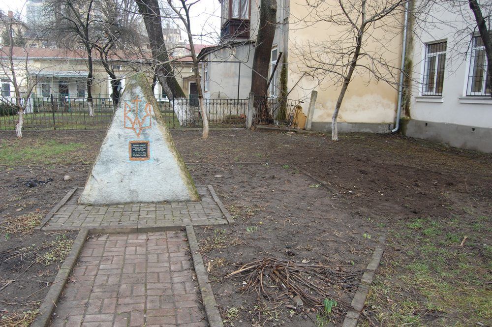Сотрудники Ивано-Франковской школы закопали мусор на могиле замученных жертв коммунизма: фотофакт