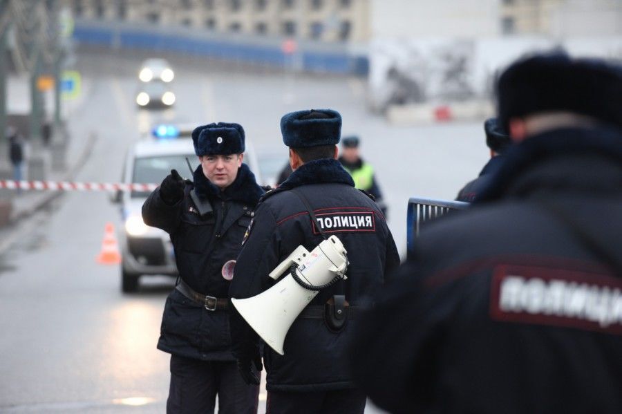 В Москве люди несут цветы на место убийства Немцова: опубликованы фото и видео