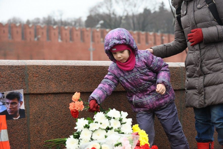 В Москве люди несут цветы на место убийства Немцова: опубликованы фото и видео