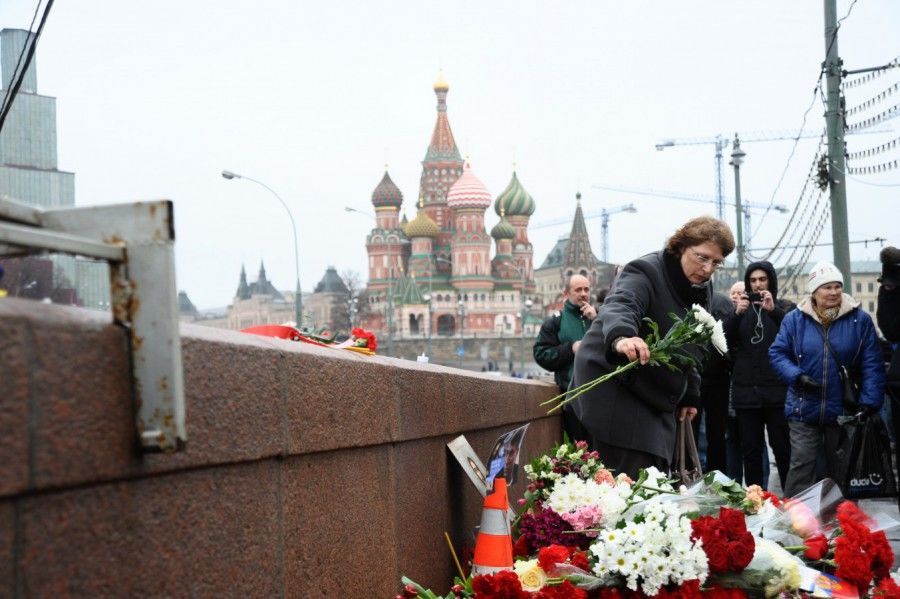 В Москве люди несут цветы на место убийства Немцова: опубликованы фото и видео