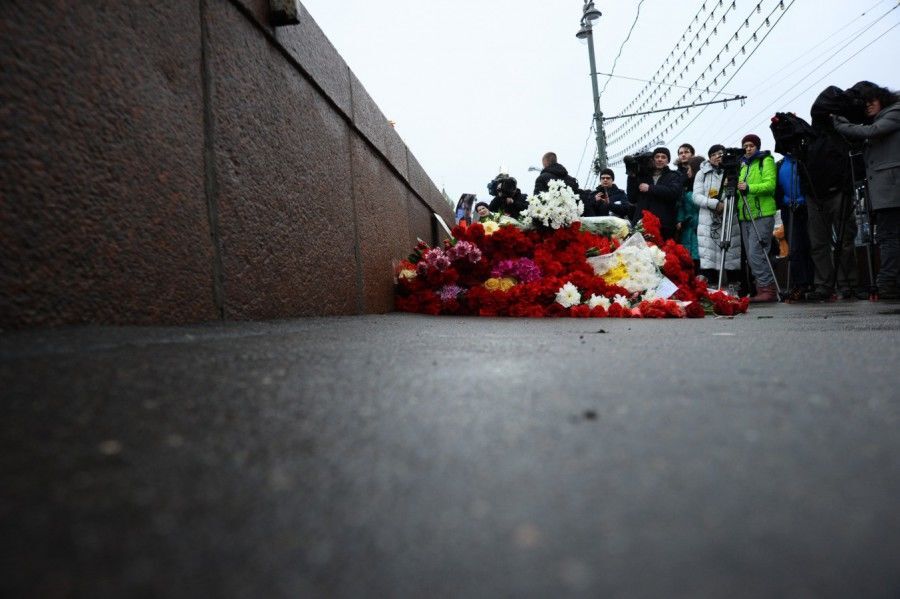 В Москве люди несут цветы на место убийства Немцова: опубликованы фото и видео