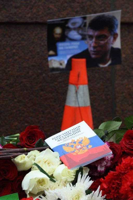 В Москве люди несут цветы на место убийства Немцова: опубликованы фото и видео