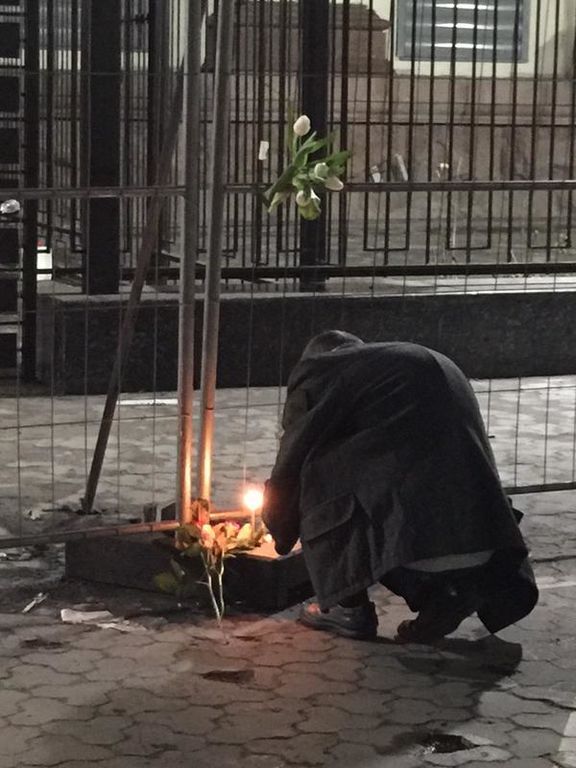 К посольству РФ в Киеве несут цветы и зажигают свечи в память о Немцове. Фотофакт