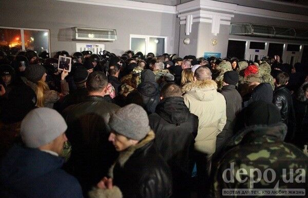 На Банковой 50 человек потребовали введения военного положения: опубликовано фото 
