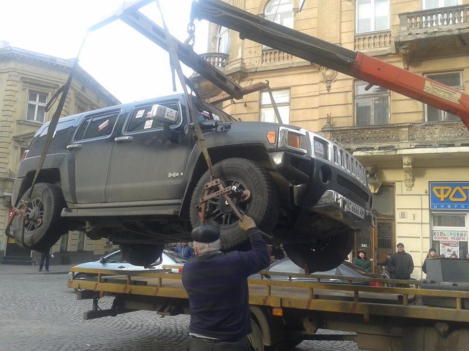 Во Львове авто нарушителя парковки "отправили в АТО"