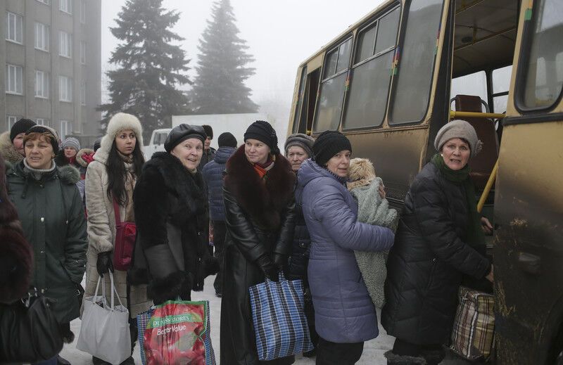 Як відбувається евакуація населення з Дебальцевого: фоторепортаж