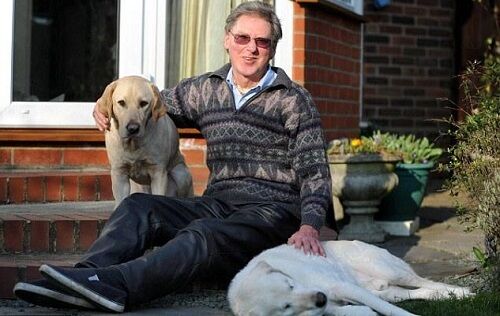 Душещипательная история о дружбе слепого человека и ослепшего пса 