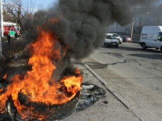 В Киеве возмущенные стройкой жилого комплекса подожгли шины: опубликованы фото