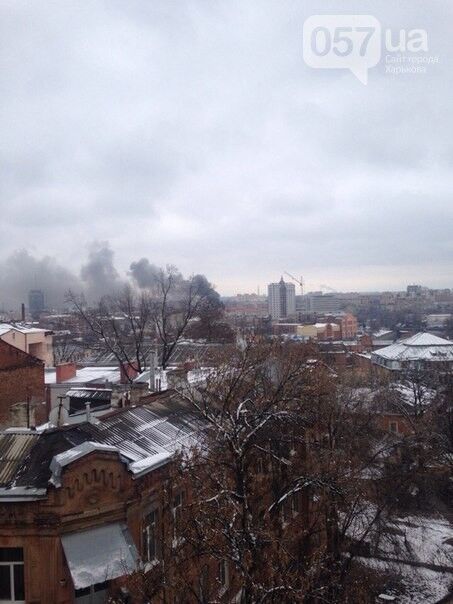 В центре Харькова загорелся жилой дом: опубликованы фото и видео
