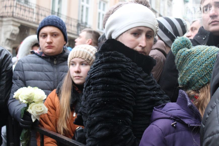 Тысячи украинцев пришли попрощаться с Кузьмой Скрябиным