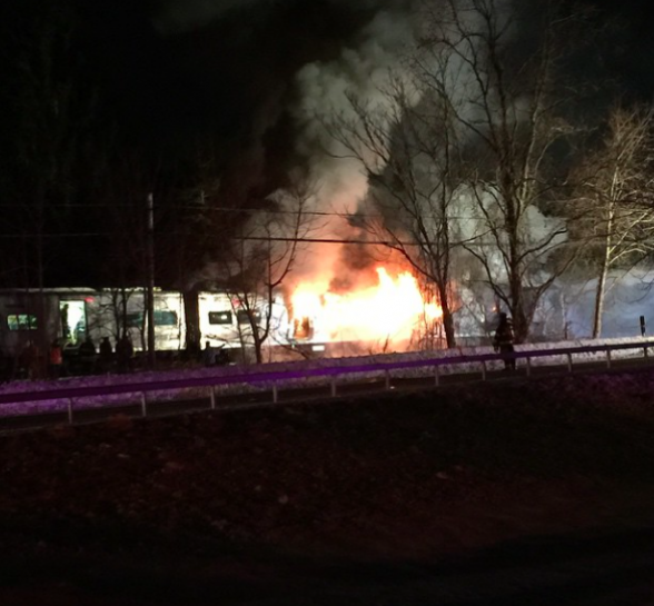 В США поезд врезался в "Джип". 6 человек погибли, 12 - ранены: фото и видео с места происшествия