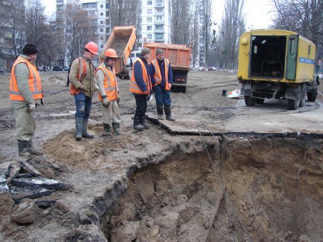 В Киеве из-за прорыва трубы на проспекте образовалось "озеро": опубликованы фото