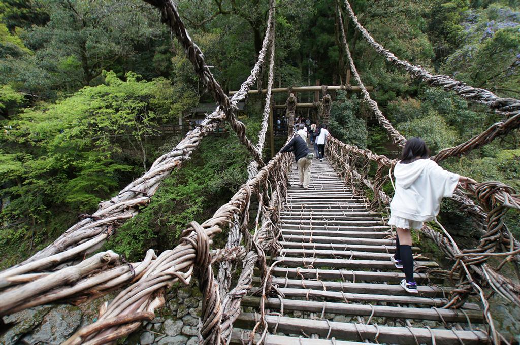 10 самых экстремальных мостов, популярных среди туристов