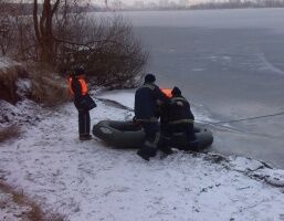 В Киеве посреди озера провалился под лед мужчина