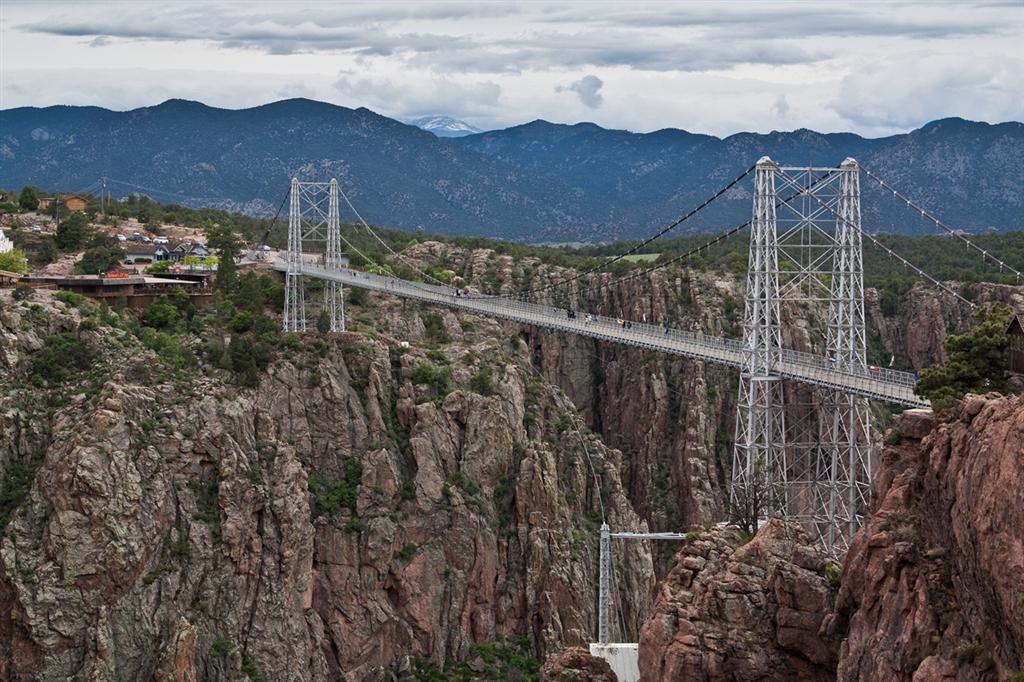 10 самых экстремальных мостов, популярных среди туристов