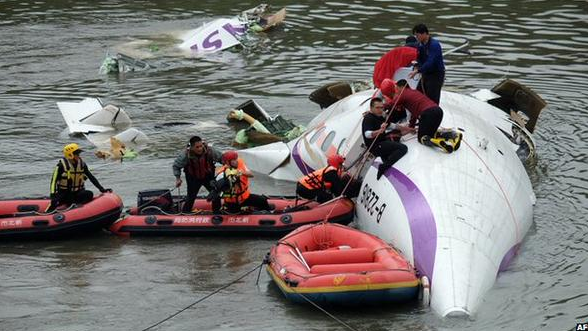 Пассажирский самолет рухнул в реку на Тайване: фото и видео авиакатастрофы