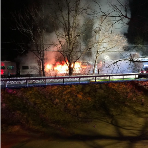 В США поезд врезался в "Джип". 6 человек погибли, 12 - ранены: фото и видео с места происшествия