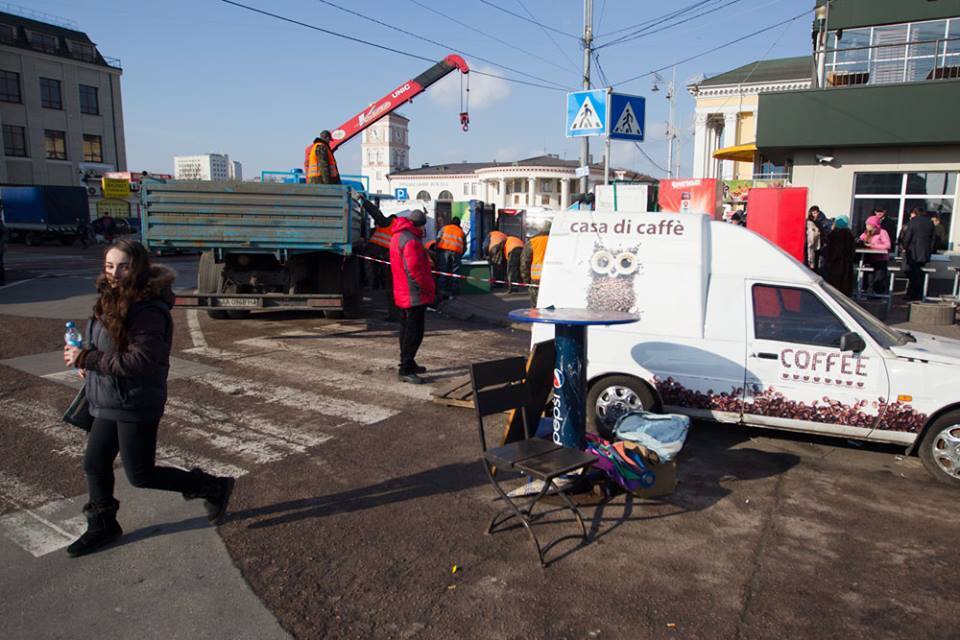 Киевский ж/д вокзал зачищают от незаконных МАФов: опубликованы фото