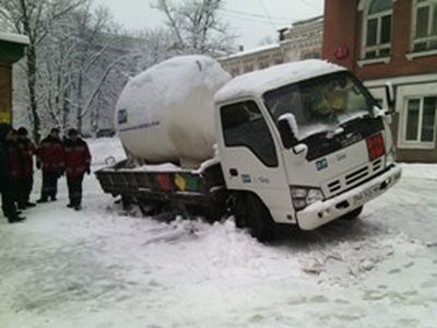 В центре Киева провалился в яму грузовик: опубликованы фото