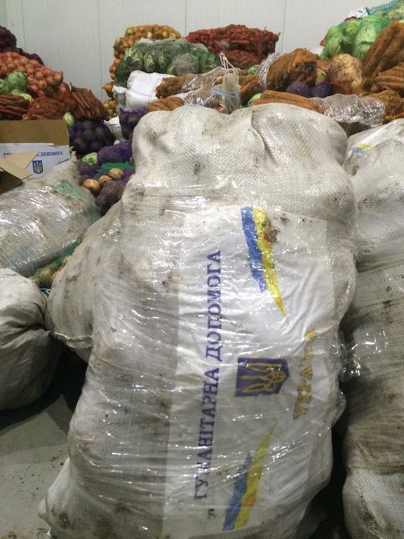 У Маріуполі на складі згнили більше 20 тонн гуманітарних овочів: влада не дала команду на видачу