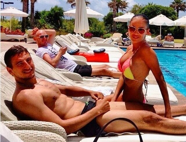 Нидерландские фанаты шокированы женой украинского футболиста: горячие фото