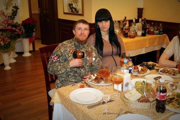Террорист Моторола с женой и Чебурашкой развлекся в донецком ресторане: опубликованы фото