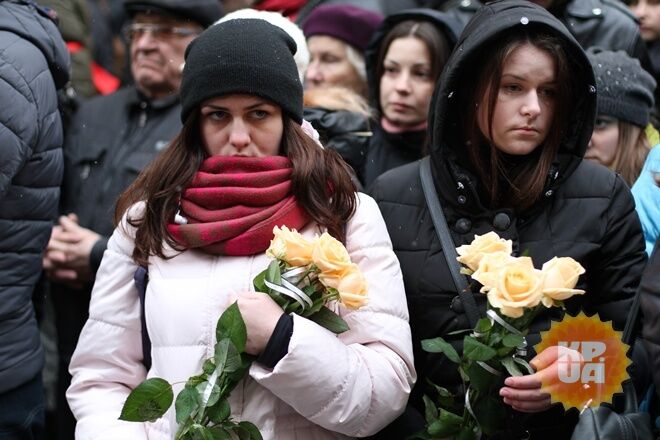 Как Украина прощалась с Кузьмой Скрябиным: сотни цветов и рыдающие львовяне