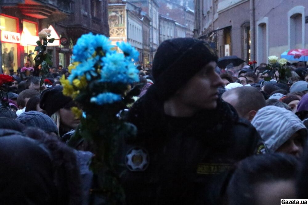 Как Украина прощалась с Кузьмой Скрябиным: сотни цветов и рыдающие львовяне