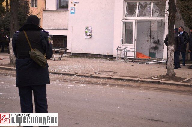 В Івано-Франківську невідомий кинув гранату в пологовий будинок: є загиблий. Опубліковані фото і відео