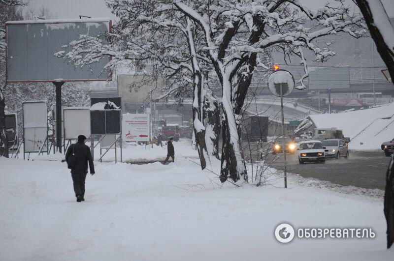 Как в Киеве ликвидируют последствия снегопада: фоторепортаж