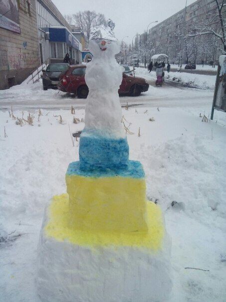 В Киеве появились снеговики-патриоты: опубликованы фото 