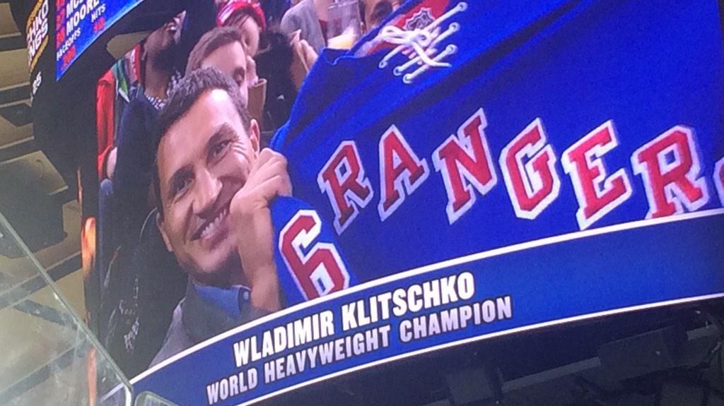 Кличко посетил хоккейный матч в США: фотофакт
