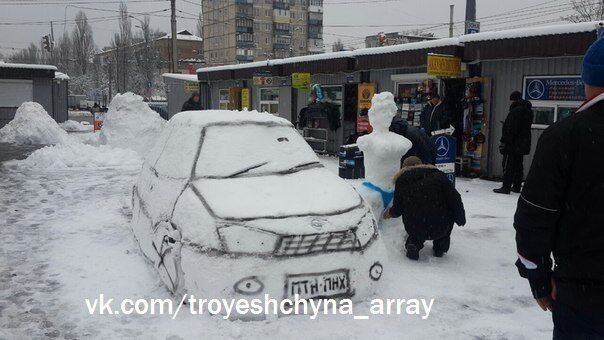 В Киеве слепили машину-"снеговик" с номерами ПТН-ПНХ: фотофакт