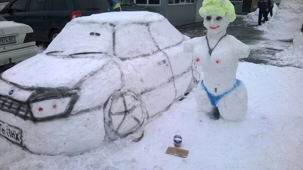 В Киеве слепили машину-"снеговик" с номерами ПТН-ПНХ: фотофакт