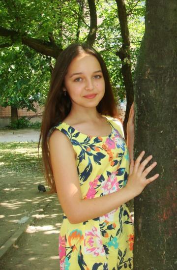 В Луганске террористы сбили восьмиклассницу, девочка в реанимации: опубликованы фото