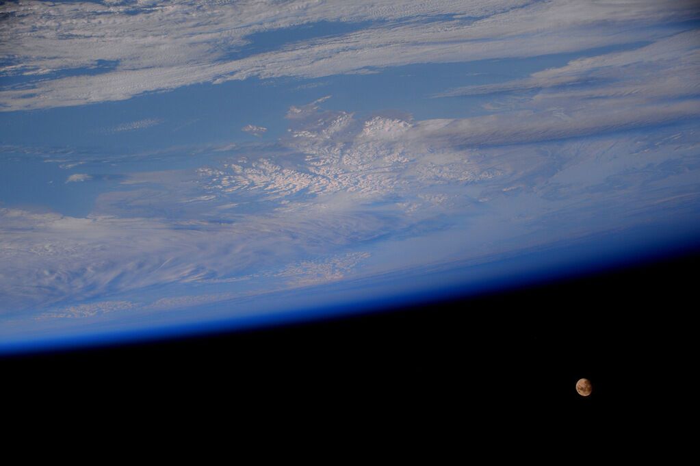 Астронавт с МКС сделал красочное фото "Земли полуночного солнца"